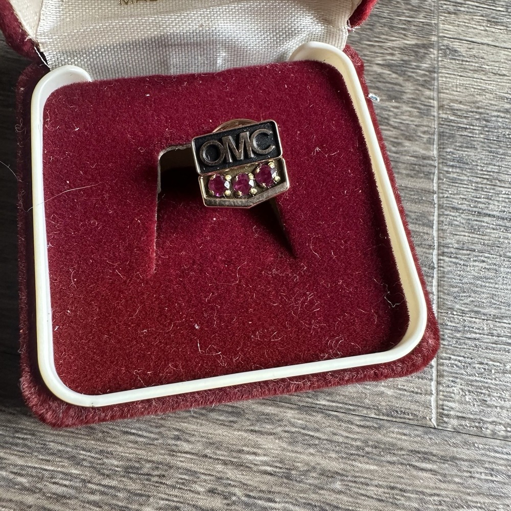 🐟 OMC Outboard Marine Co. 10K employee service Lapel tie pin advertising Gold